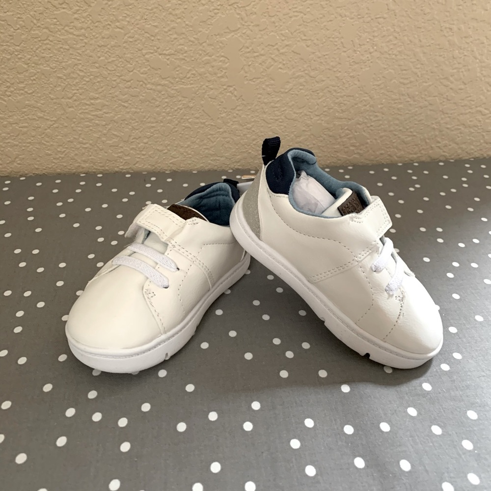 Carter’s white sneaker size 5.5